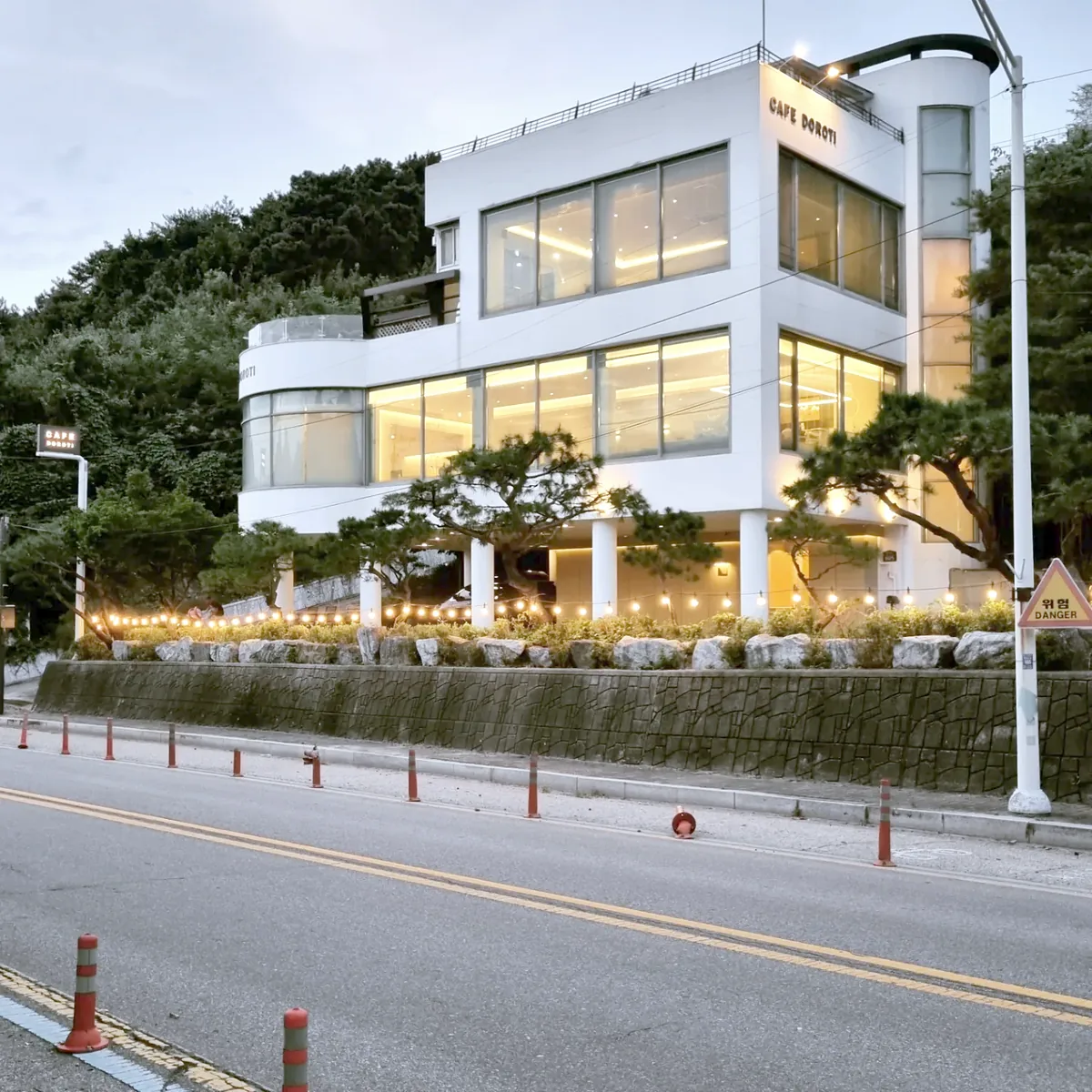 카페 인테리어 시공 사진 — 카페 건물 외관