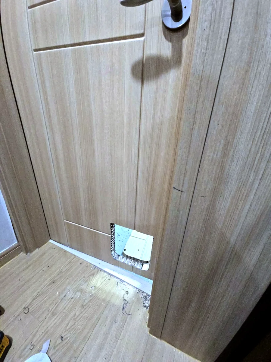 펫도어 설치 사례 — 우드 바닥 위 문 하단 펫도어 설치 후