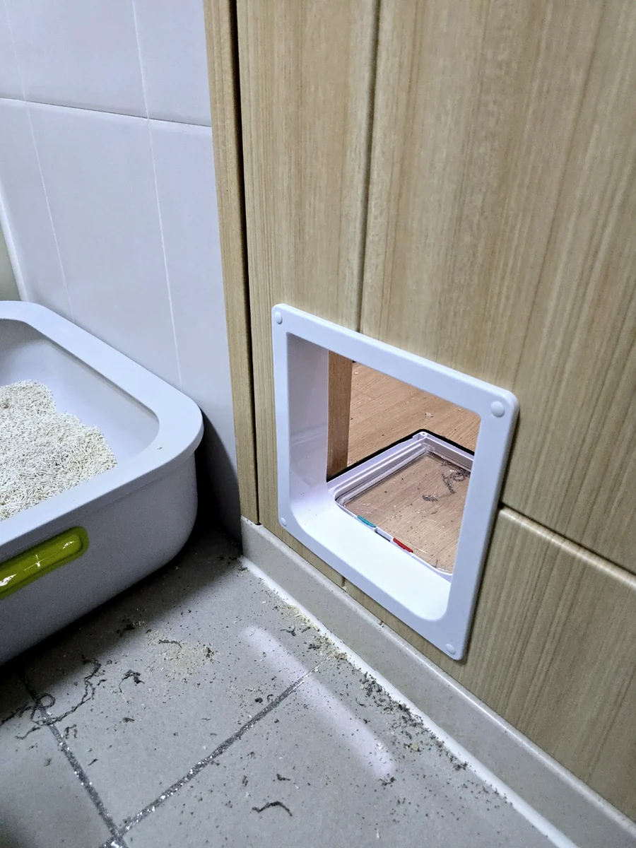 펫도어 설치 사례 — 펫도어 프레임을 가까이서 본 모습